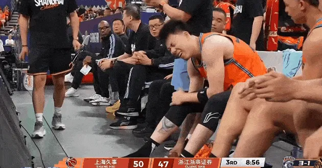 开云体育-弗格送出本场第3次抢断，张镇麟脚滑踩爆球鞋下场换鞋